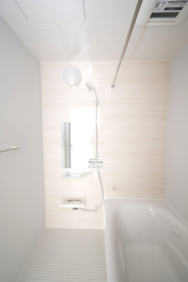 1日の疲れをほぐす、とっておきのリラクゼーションタイムを楽しむバスルーム。 美しく、機能的なデザインを採用、清潔感あふれる心地よい空間づくりにこだわりました。 