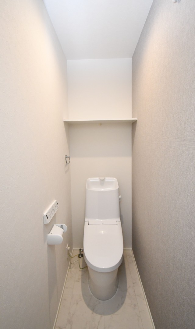  温水洗浄便座トイレ。新素材により、気になる便座もサッとひとふきでキレイになります。