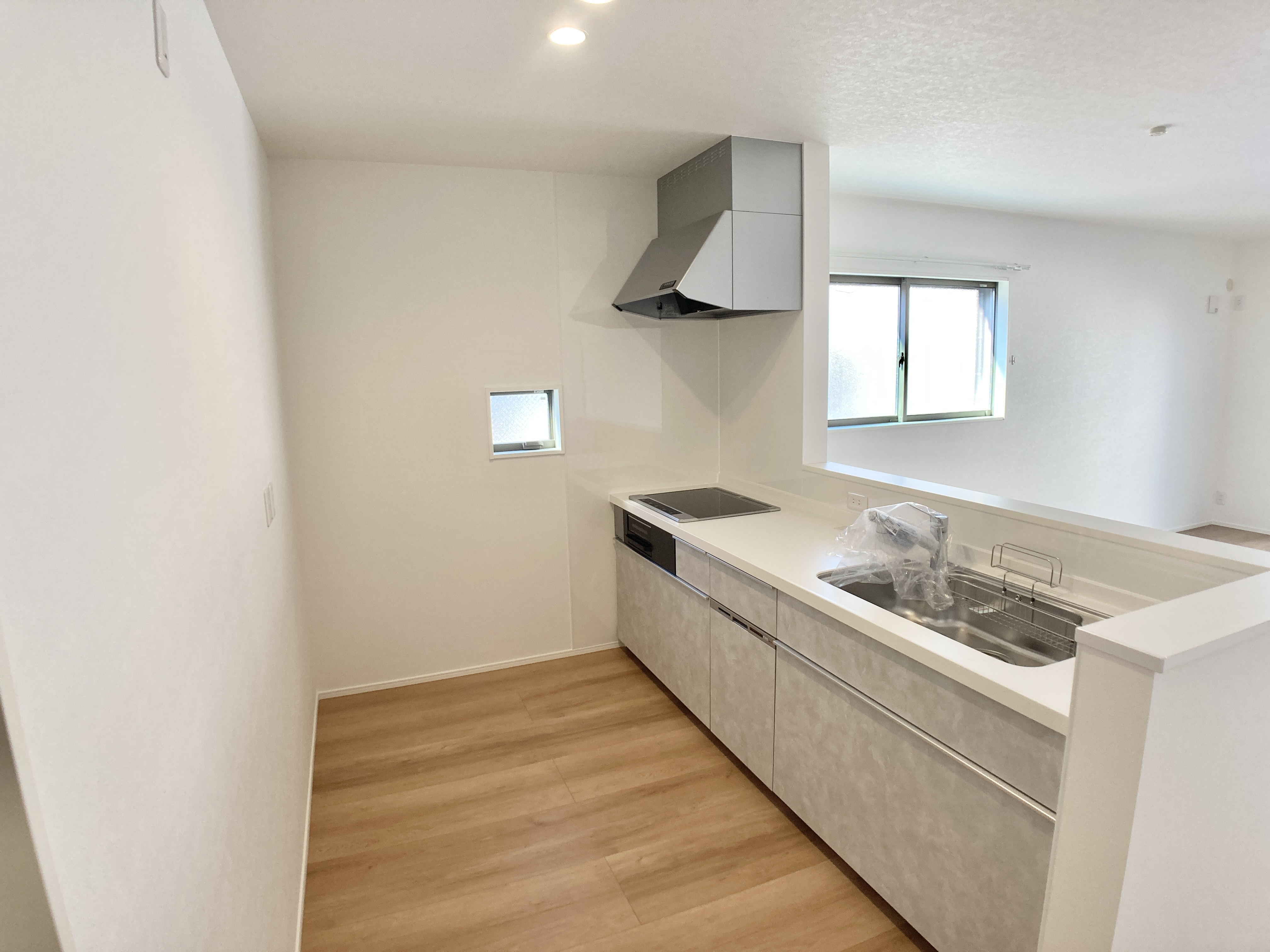 対面式キッチンは家事をしながら家族を見守り、コミュニケーションの取れる人気のスタイル。食洗器付きで洗い物の時間を削減でき、家事の負担を軽減してくれるキッチンです。※施工事例です。実際とは異なります。