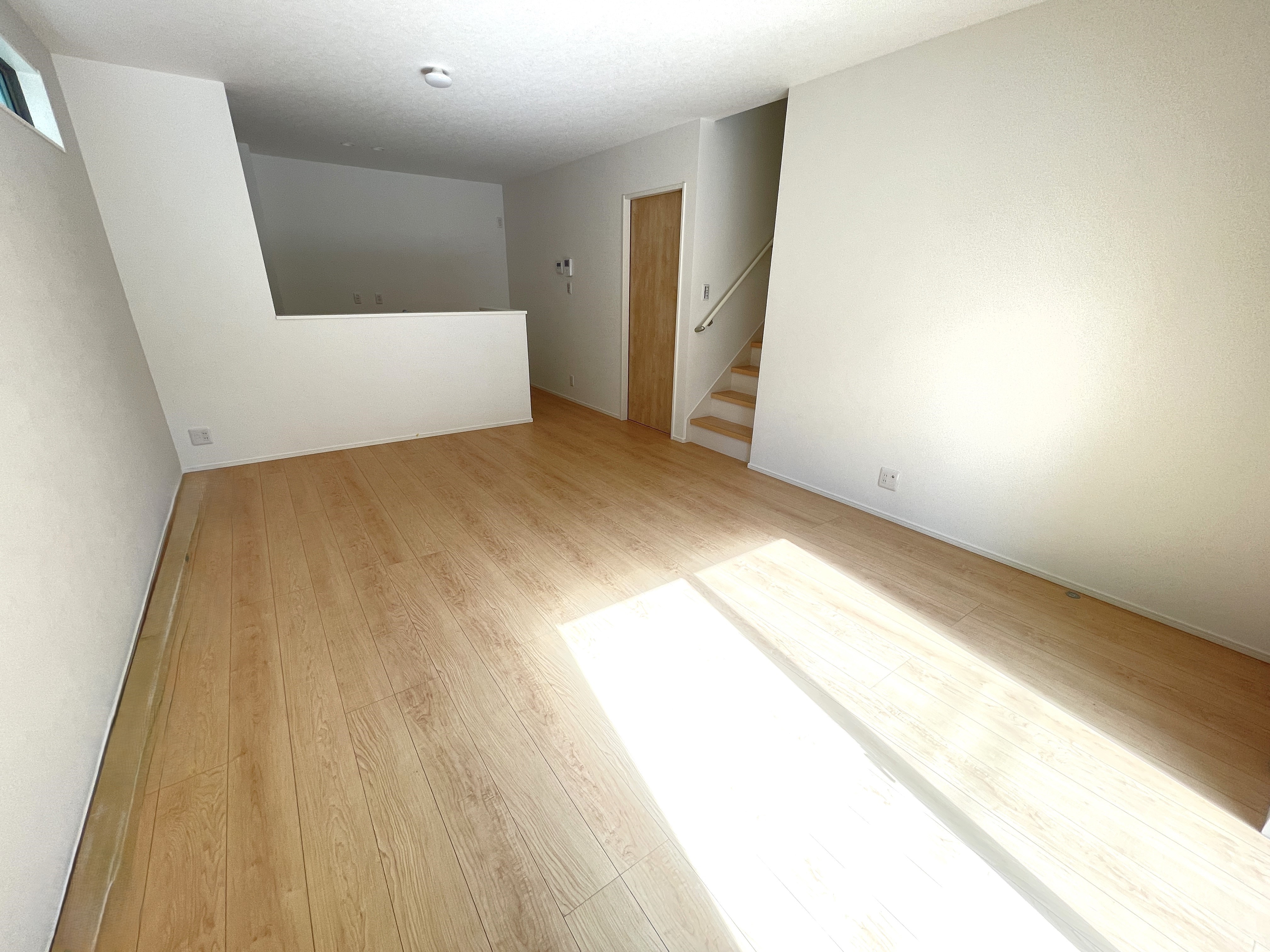 家族が集まるリビングは広々15.7帖！キッチンからもリビングが見渡せるため、どこに居ても家族を感じ、会話もはずみますね。※施工事例です。実物とは異なります。