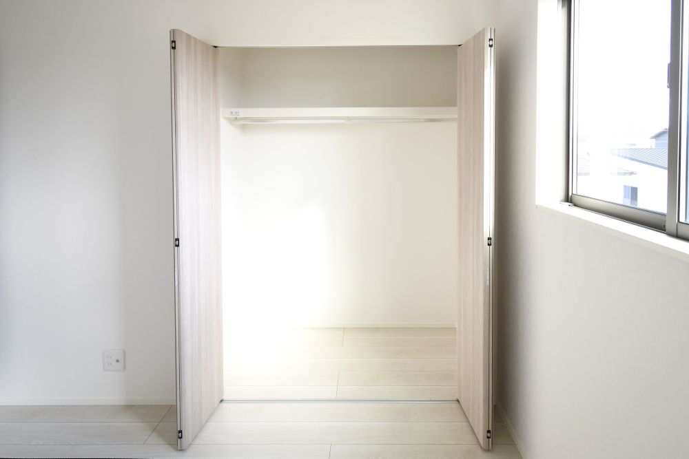 全居室収納付き！ハンガーパイプ付き棚で高さも160cmとお子様でも一人で掛けられる高さです♪