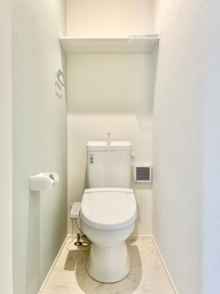 温水洗浄便座トイレ。新素材により、気になる便座もサッとひとふきでキレイになります。 