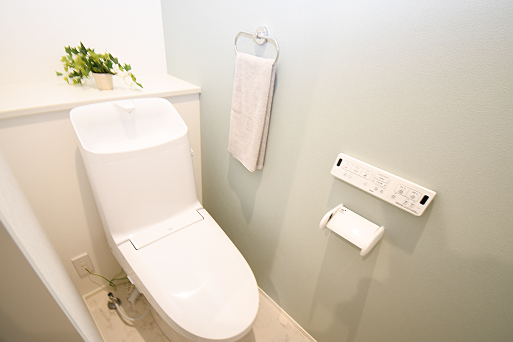 【ブラックアクセントのトイレ】清潔感とデザイン性を両立した新素材仕様。スイッチプレートまでこだわった仕上がり。※施工事例です。