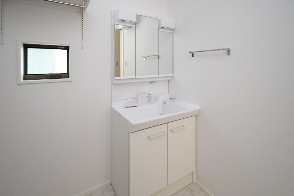  三面鏡の裏は収納スペースとなっており、物が多くなりがちな洗面台まわりをスッキリ保つことができます。