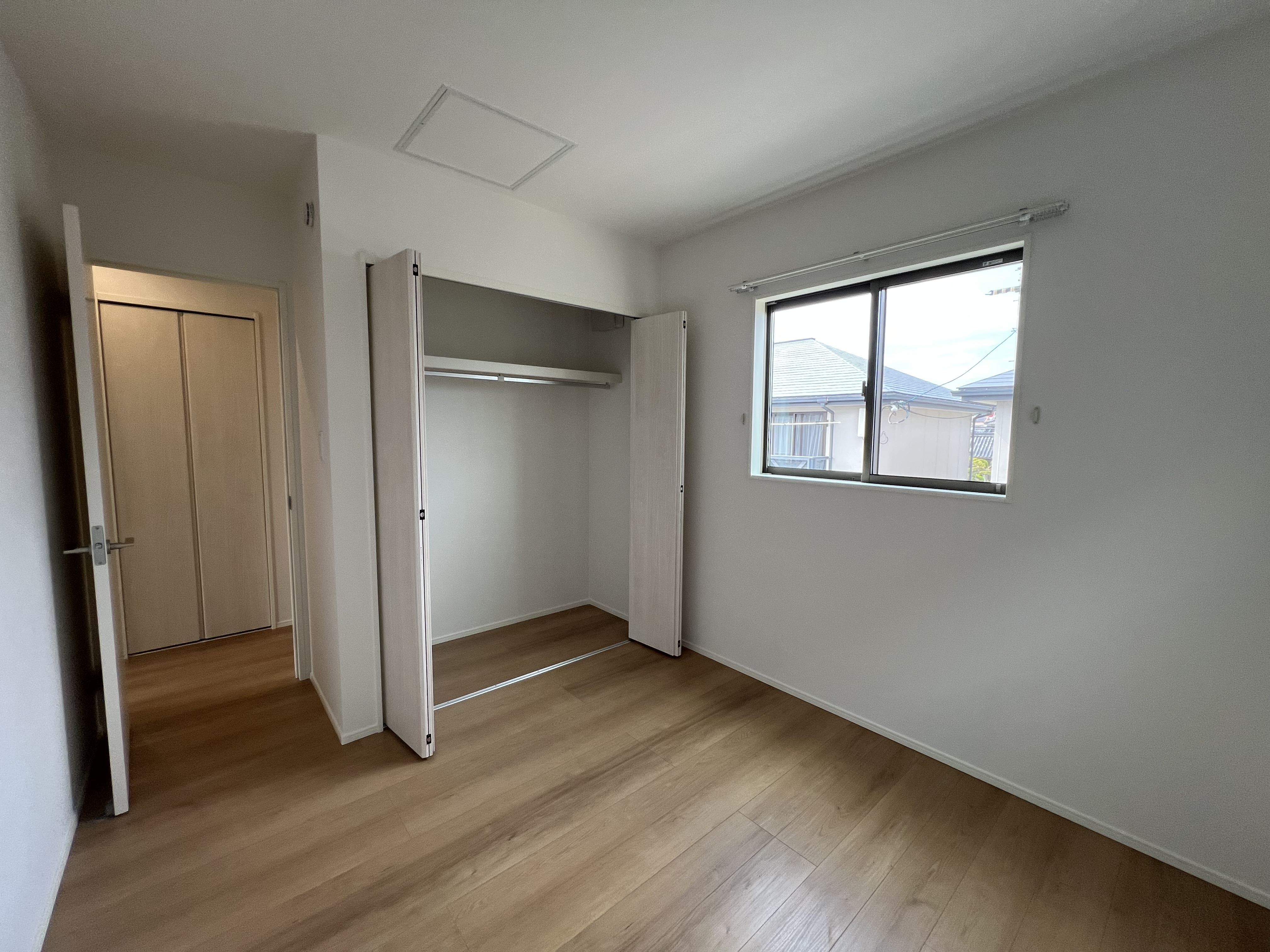 2階は主寝室の他に2室!お子様の部屋や趣味の部屋にすることで主寝室回りがスッキリします♪在宅勤務用のオフィス部屋にも!