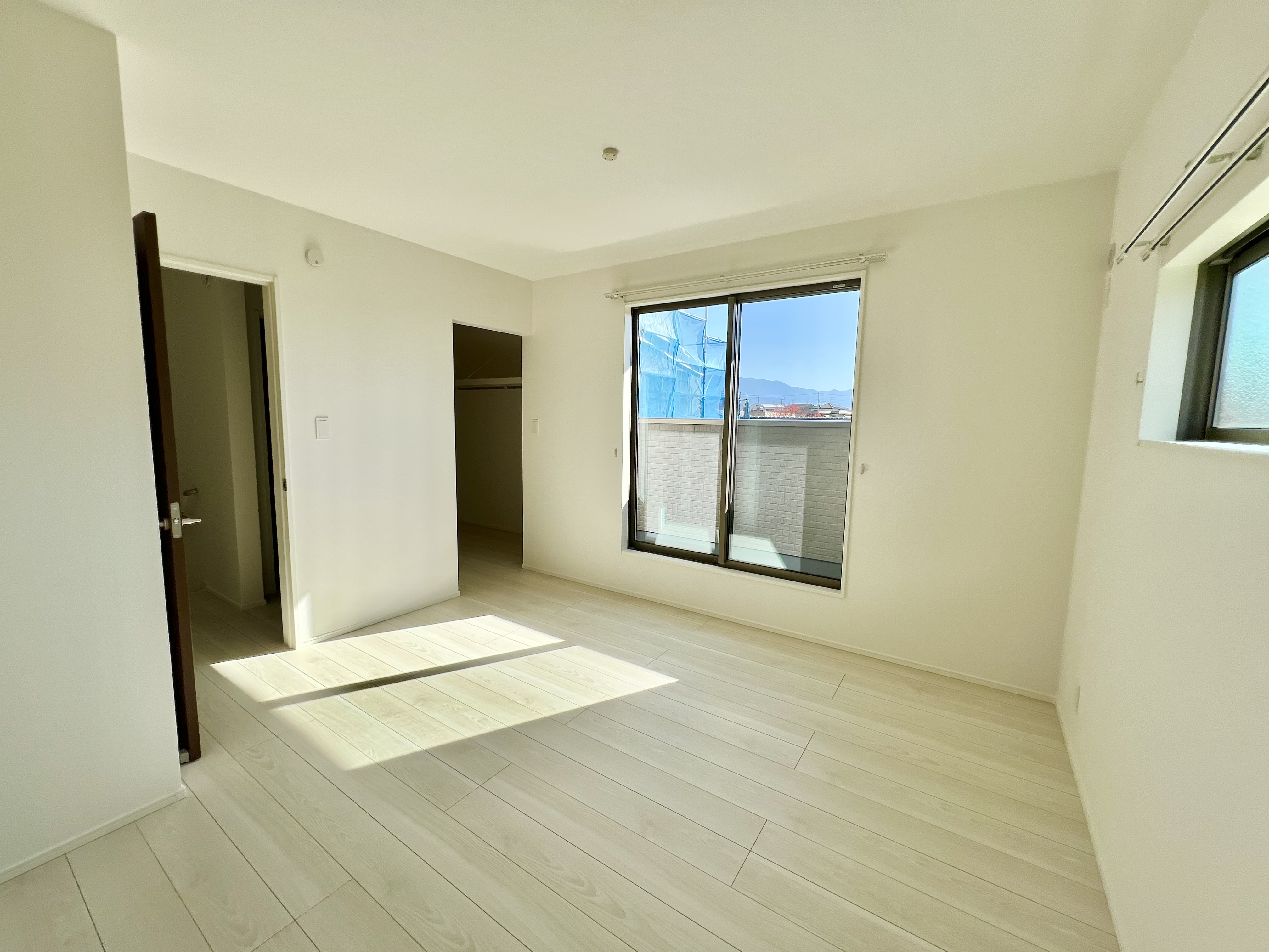 主寝室は広々していて安らげる空間に。バルコニーにすぐアクセスできるため、お洗濯物の片付けもらくらく♪