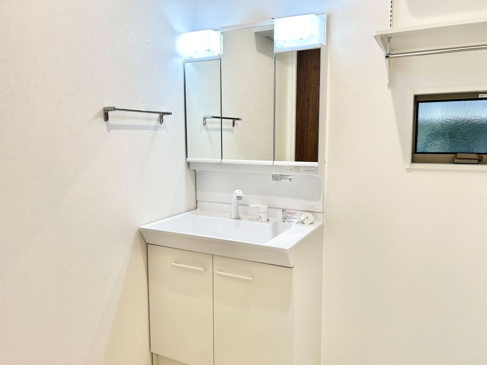 収納力と使いやすさを兼ね備えた洗面化粧台。鏡の裏には洗面用具や化粧品などをすっきりと整理できます。