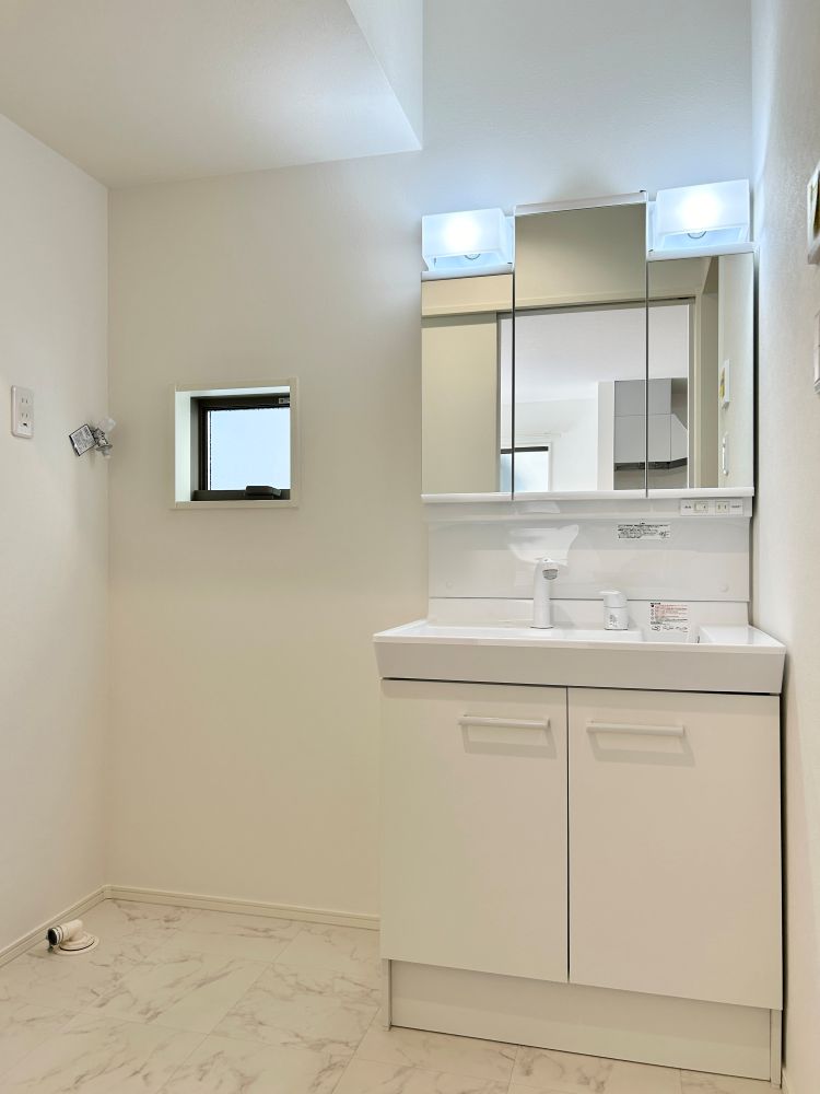 シンプルで使いやすい洗面化粧台。三面鏡の裏には収納ができます。