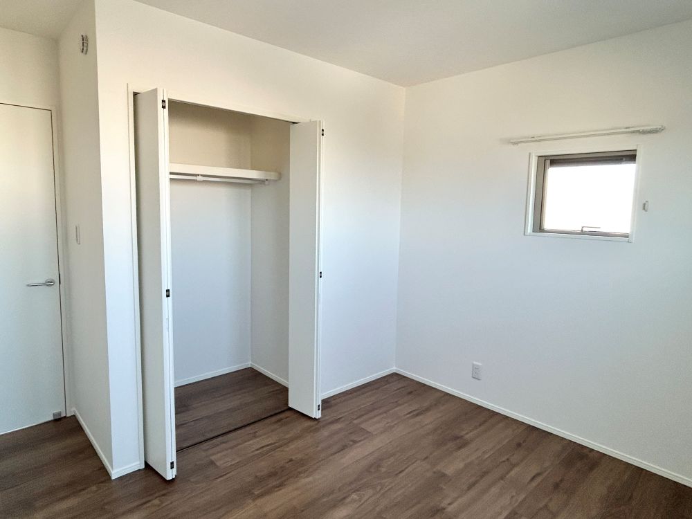 各部屋に収納付き！吊りレールで開閉がスムーズに おこなえます。