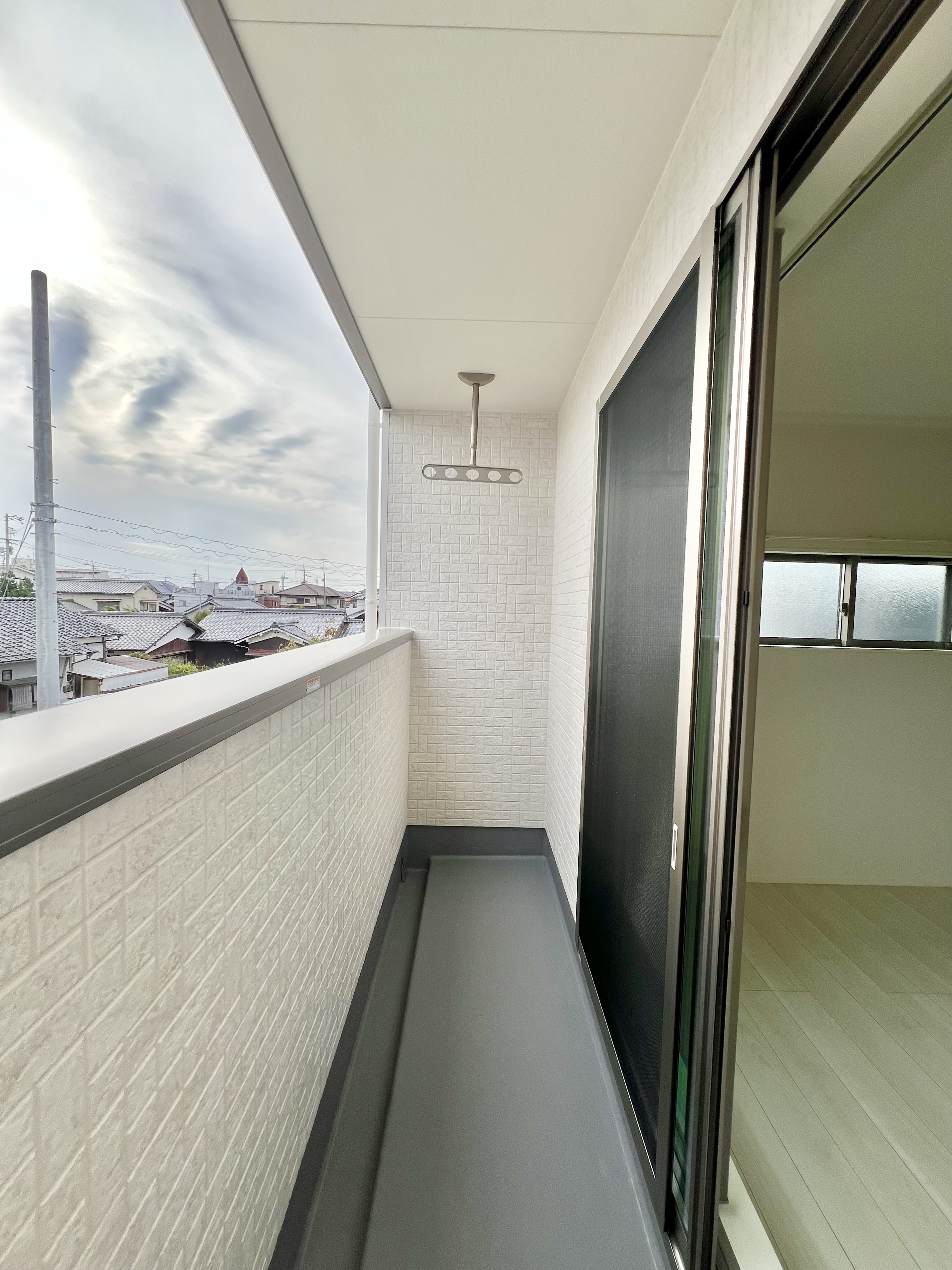 屋根付きバルコニーで急な雨で洗濯物が濡れる心配も少ない設計♪天井吊りパイプで足回りもスッキリ！