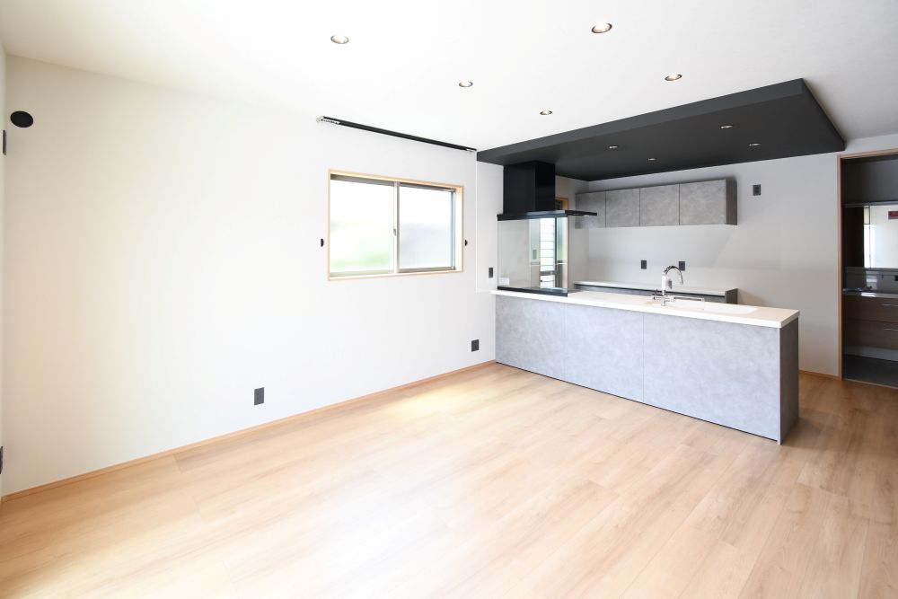 17.5帖の広々としたリビング。ペニンシュラ型キッチン＆ガラスフードで視線が抜ける開放感設計に仕上げました。※施工事例です。実物とは異なります。