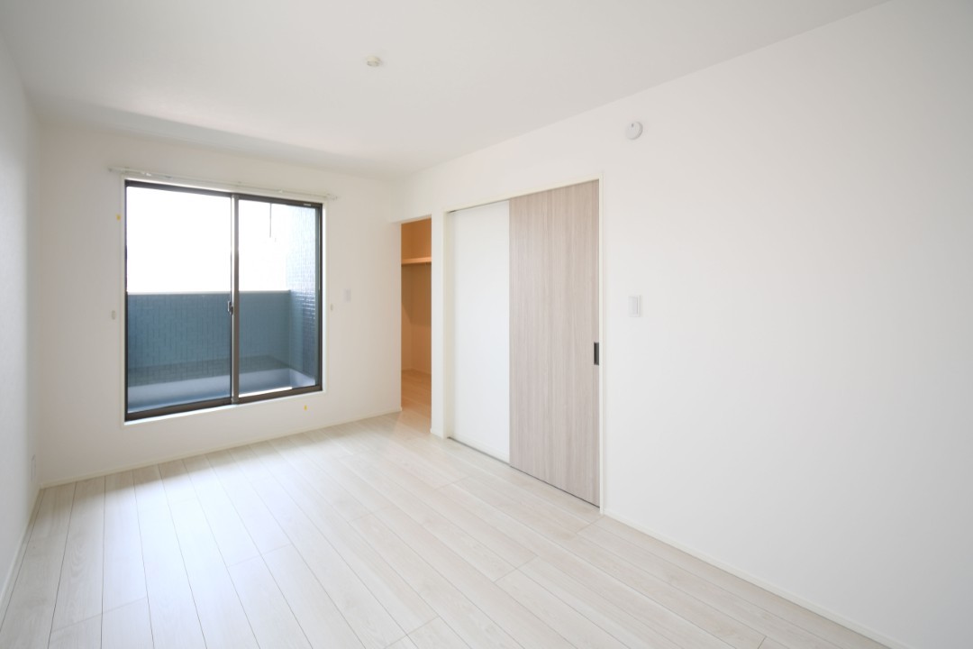 主寝室は広々していて安らげる空間に。大きな窓から光が差し込み、朝の目覚めも良さそう♪ 