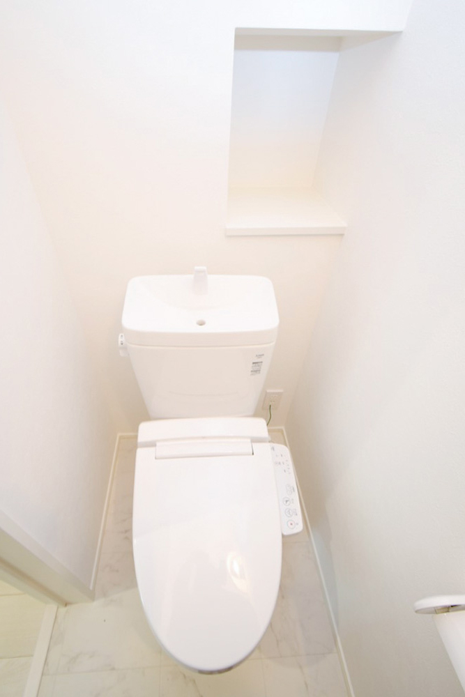 温水洗浄便座トイレは1階と2階の2ヶ所にあります♪ 気になる便座もサッとひとふきでキレイになりま す。　※施工事例です。実際とは異なります。