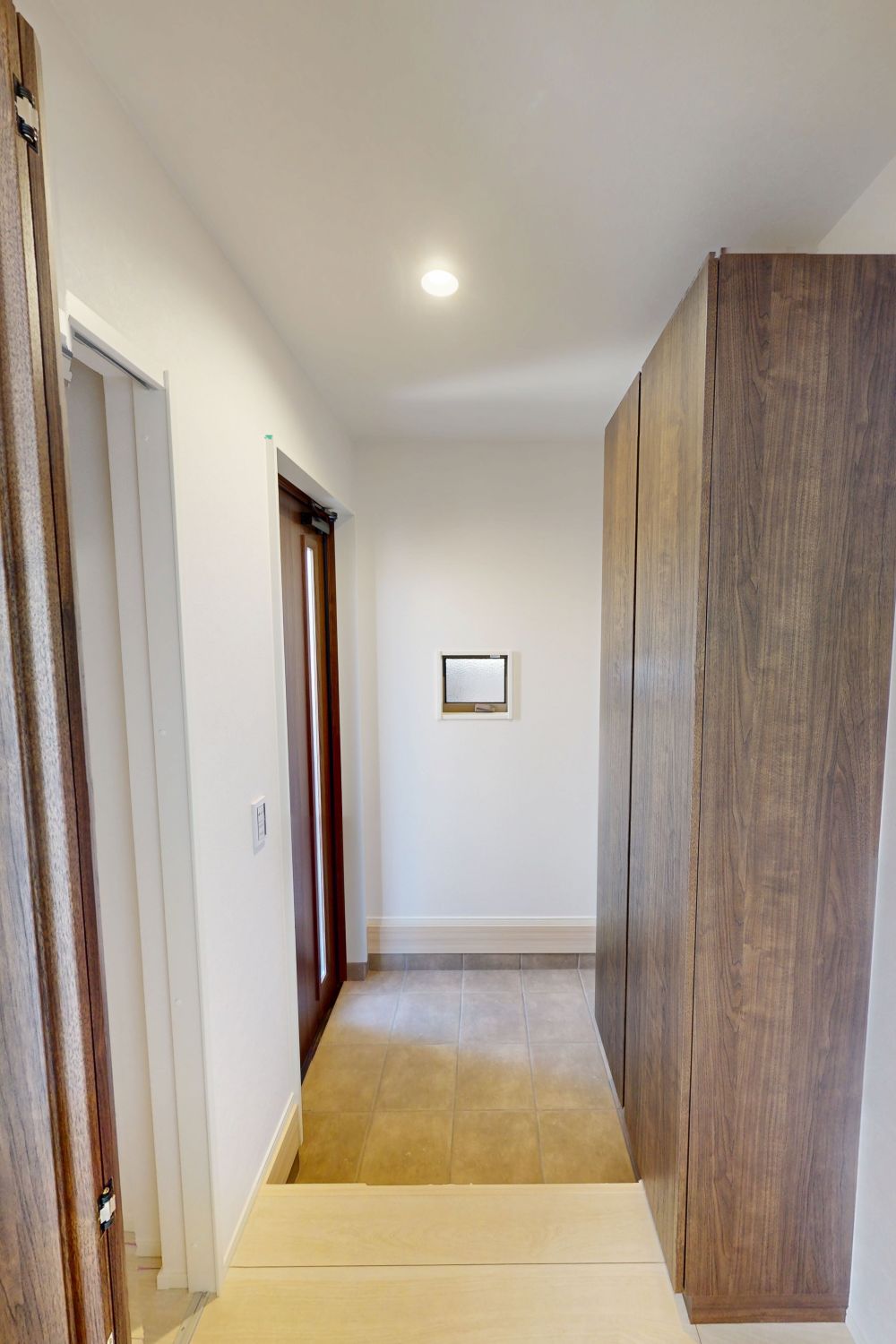 シューズボックスはトールタイプのスラっとした見た目ですっきり収納できてとても便利です♪