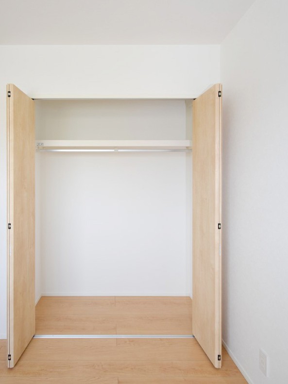 全居室収納付き！ハンガーパイプ付き棚で高さも160cmとお子様でも一人で掛けられる高さです♪※施工事例です。実物とは異なります。詳しくはお問い合わせください。