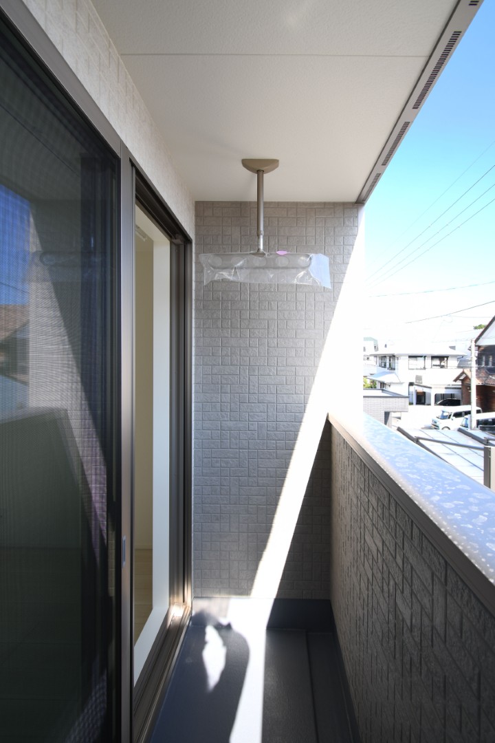 屋根付きバルコニーで急な雨で洗濯物が濡れる心配も少ない設計♪ 天井吊りパイプで足回りもすっきり♪