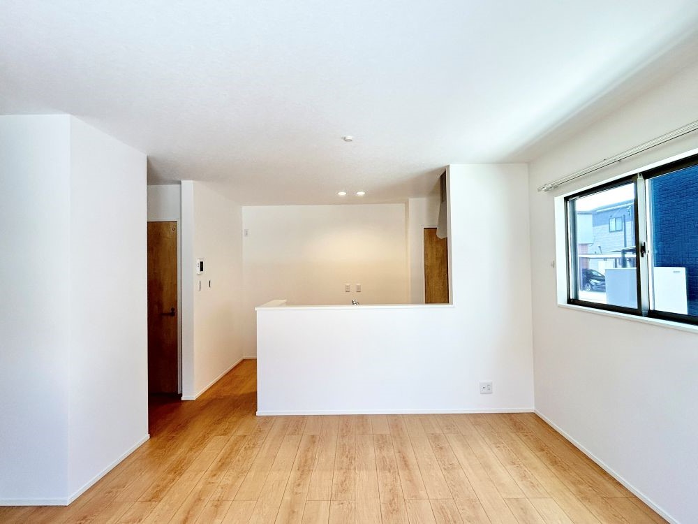 窓から穏やかな日差しが差し込むリビングスペース。シンプルな空間だからこそ、選ぶインテリア次第でどんなテイストにも合わせられます。※施工事例になります。実際と色やデザインが異なりますので詳しくはお問い合わせください。