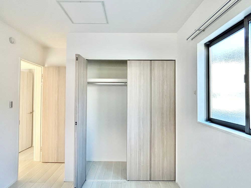 各居室にはハンガーパイプ付きの収納が備わっているので、お部屋もスッキリできます。