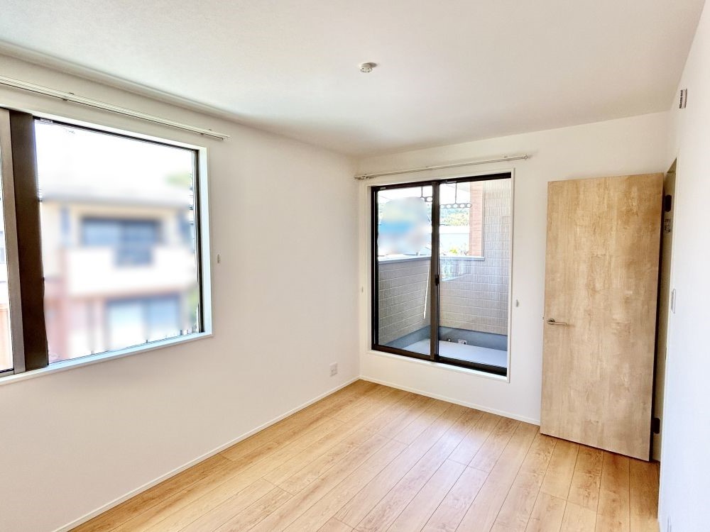 主寝室は広々していて安らげる空間に。