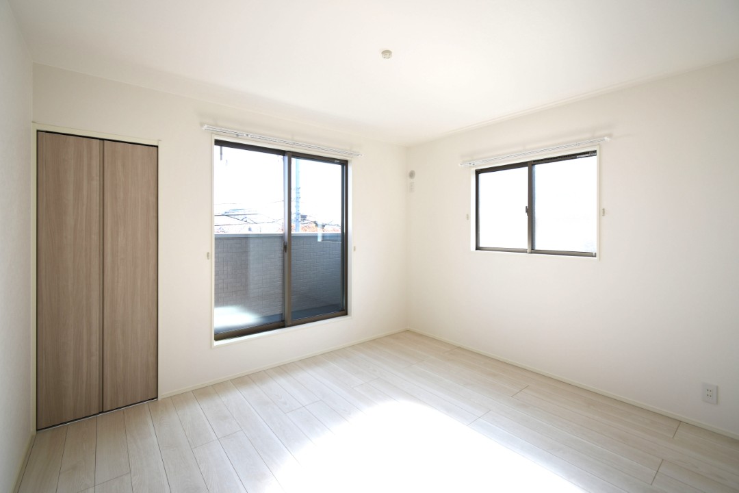 主寝室は広々していて安らげる空間に。大きな窓から光が差し込み、朝の目覚めも良さそう♪ 