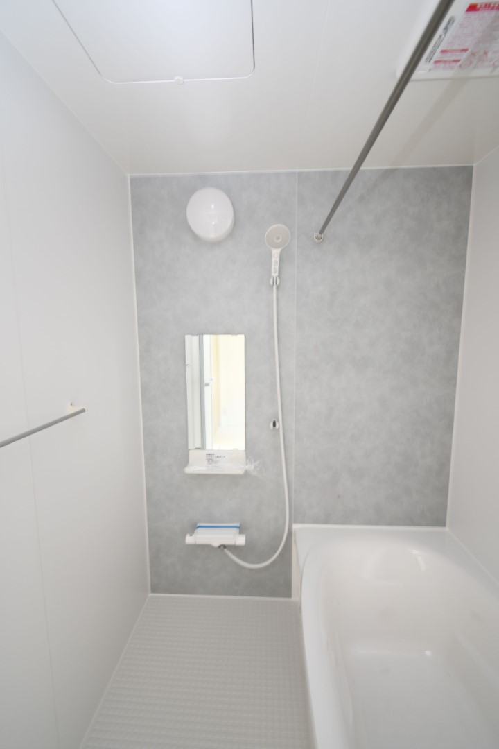 1日の疲れをほぐす、とっておきのリラクゼーションタイムを楽しむバスルーム。 美しく、機能的なデザインを採用、清潔感あふれる心地よい空間づくりにこだわりました。 ※施工事例です。実物とは異なります。詳しくはお問い合わせください。