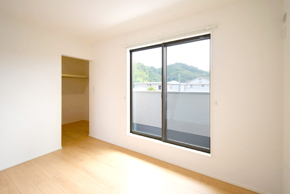 主寝室は広々していて安らげる空間に。