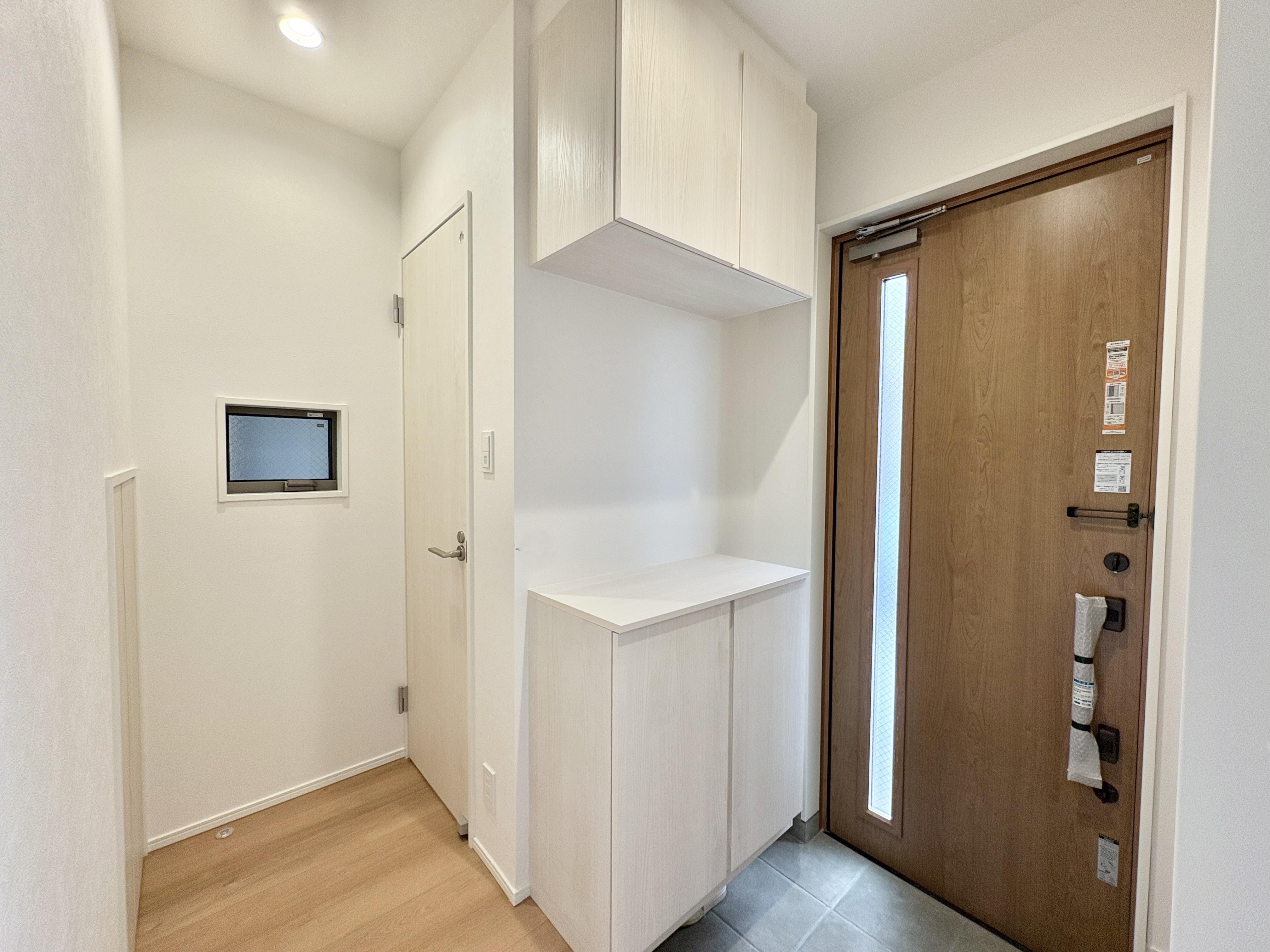 シューズボックスは上下に分かれているので棚に小物が置けます♪棚は可動式なので、すっきり収納できてとても便利です♪