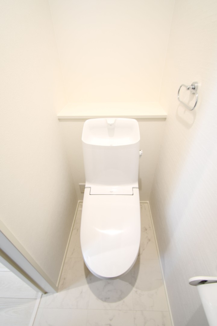  温水洗浄便座トイレ。新素材により、気になる便座もサッとひとふきでキレイになります。