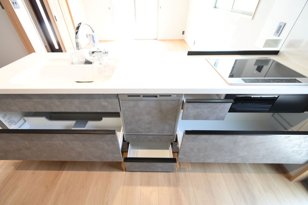 標準仕様にはない、ペニンシュラ型キッチンを採用。カウンタートップは傷が目立ちにくい人造大理石です。※施工事例です。実際とは異なります。