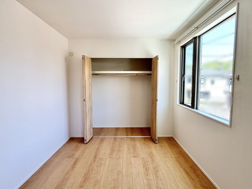 寝室クローゼットはこのようになっており、洋服が沢山収納できます♪※施工事例になります。実際と色やデザインが異なりますので詳しくはお問い合わせください。