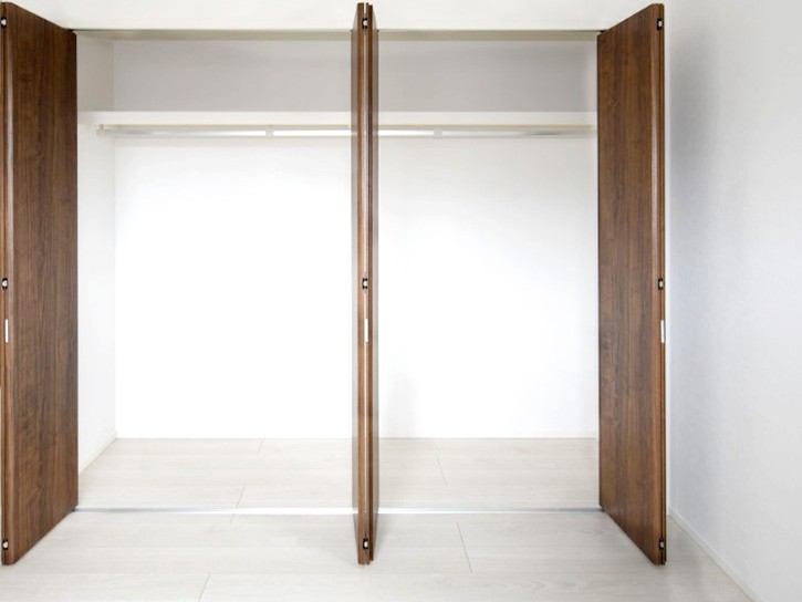 寝室クローゼットは収納力抜群！扉を横に寄せれば全開きに。寝室がすっきり片付き、毎日の準備も時短に。奥の物まで取り出しやすく、使い勝手は抜群です♪※施工事例です。実物とは異なります。