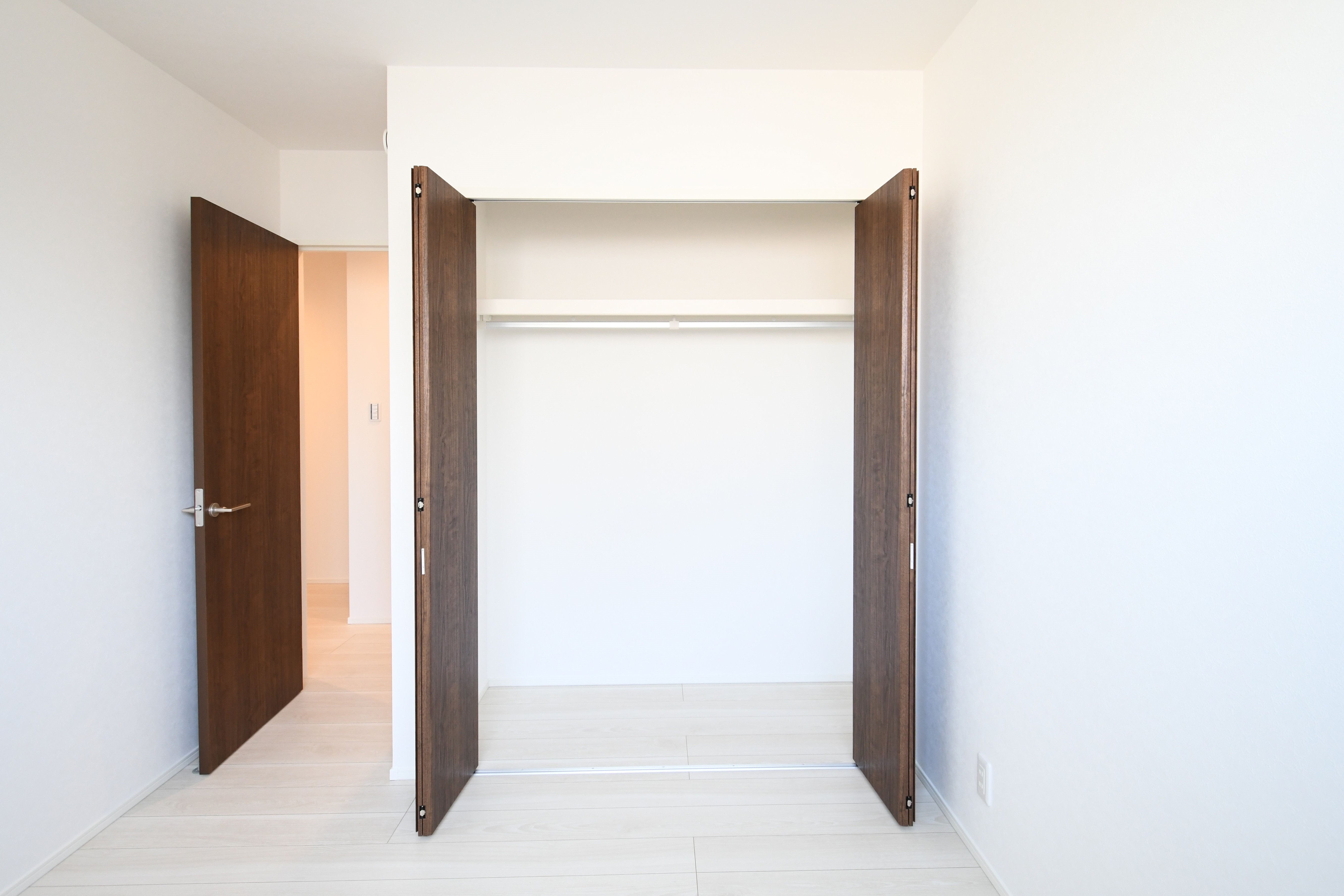 各洋室にはパイプハンガー付きのクローゼットが備わっており整理整頓もしやすいです♪※施工事例です。実際とは異なります。