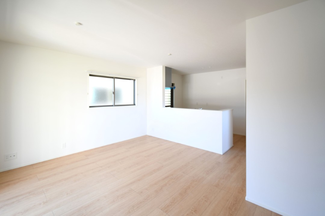 家族が集まる明るいリビング！お子様のお勉強をダイニングで済ませるようにすると家事をしながらお子様の頑張りを見守れます♪ 