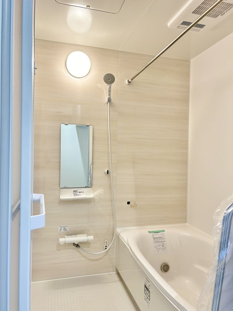 1日の疲れをほぐすバスルーム。清潔感あふれる心地よい空間づくりにこだわりました。※施工事例です。実物とは異なります。