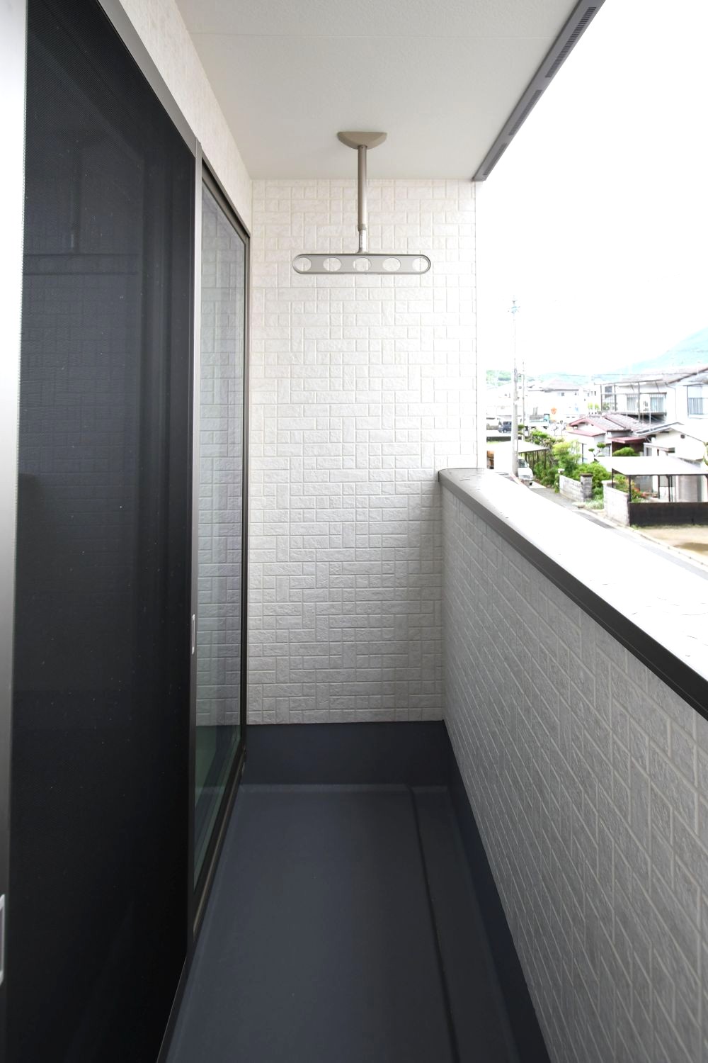 急な雨でも洗濯物が濡れにくい屋根付きバルコニー!天井付き物干しタイプで足回りのスペースもすっきり♪