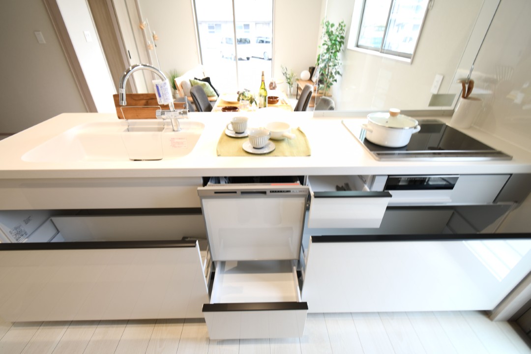 【明るく開放感あふれるペニンシュラキッチン】 ペニンシュラ型のホワイトキッチンは、レンジフードもシルバーで明るく開放的。