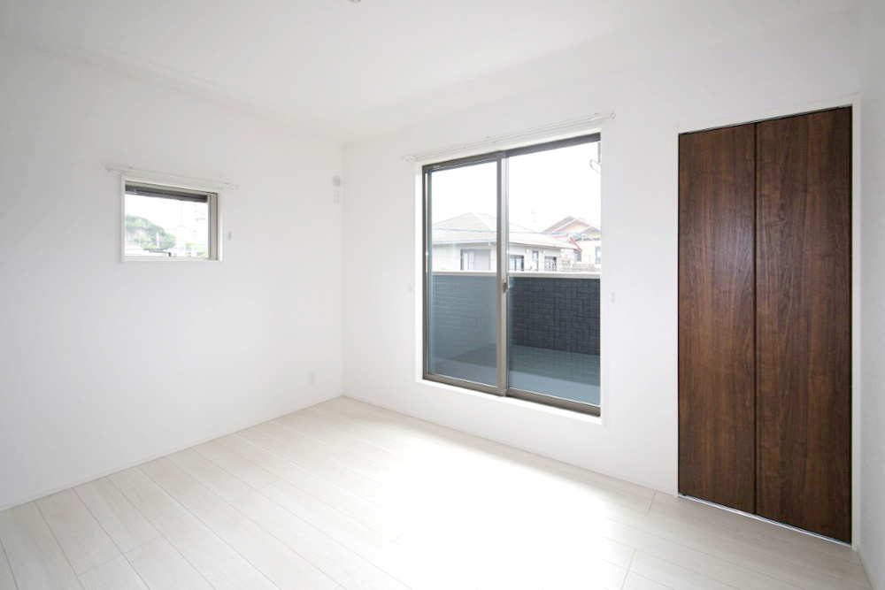 主寝室は広々していて安らげる空間に。大きな窓から光が差し込み、朝の目覚めも良さそう♪  ※施工事例です。実物とは異なります。詳しくはお問い合わせください。