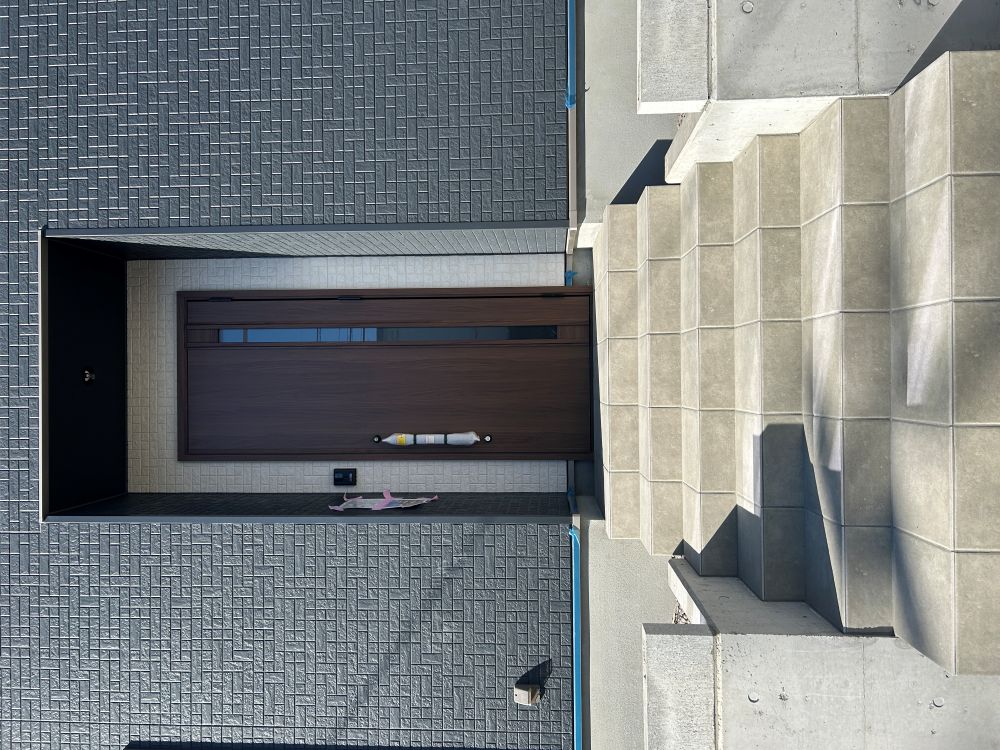 玄関にはポーチ付きで雨の日も安心。外構もスタイリッシュに。