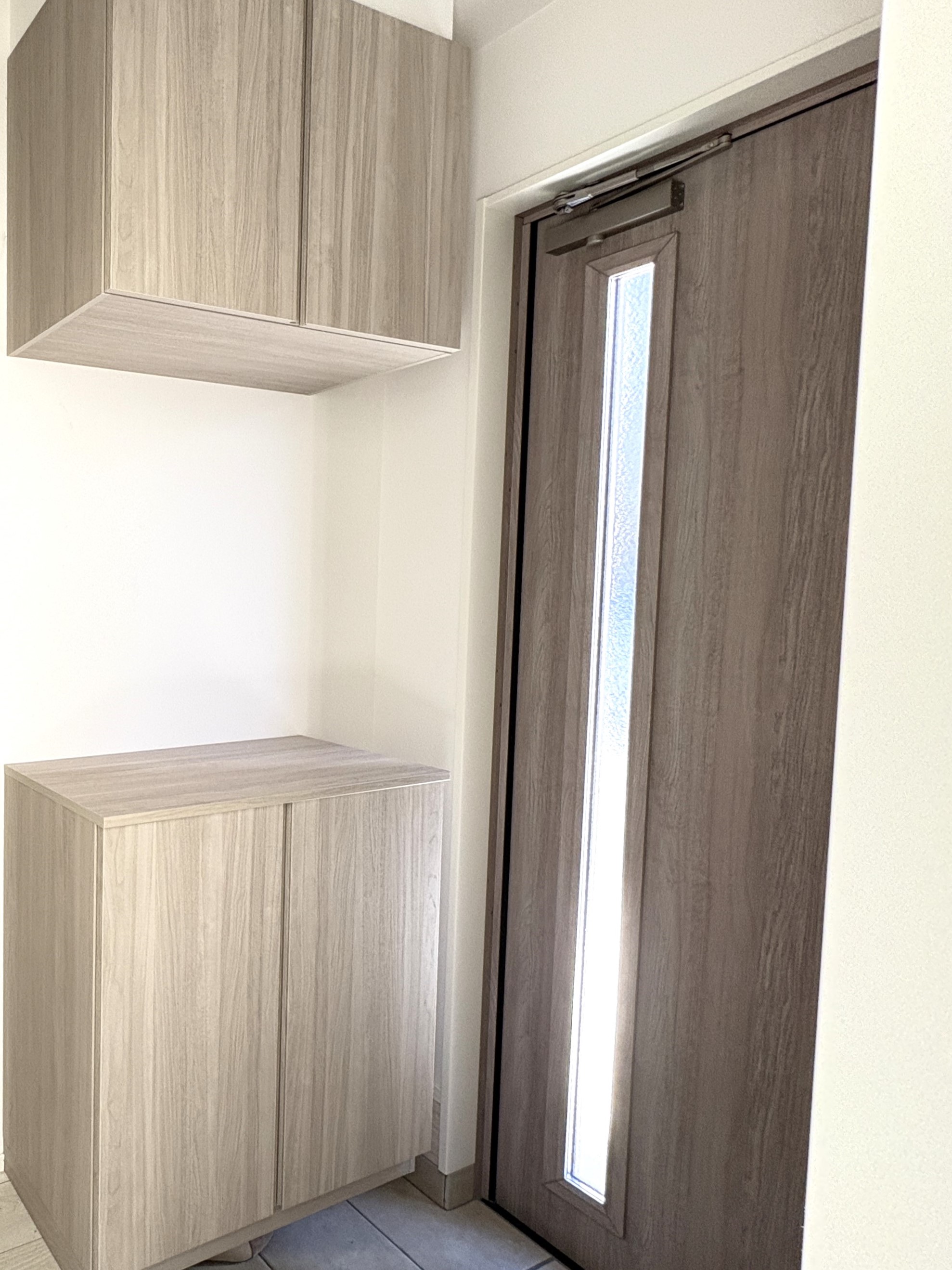 シューズボックスは上下に分かれているので棚に小物が置けます♪棚は可動式なので、すっきり収納できてとても便利です♪※画像はイメージです