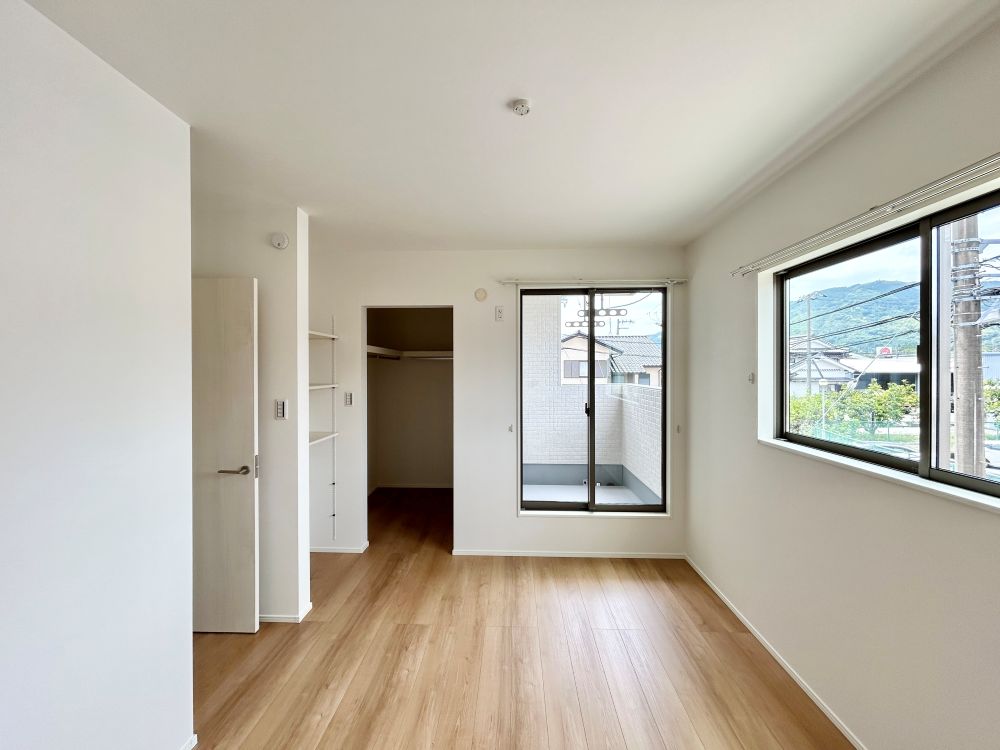 主寝室は広々していて安らげる空間に。バルコニーにすぐアクセスできるため、お洗濯物の片付けもらくらく♪