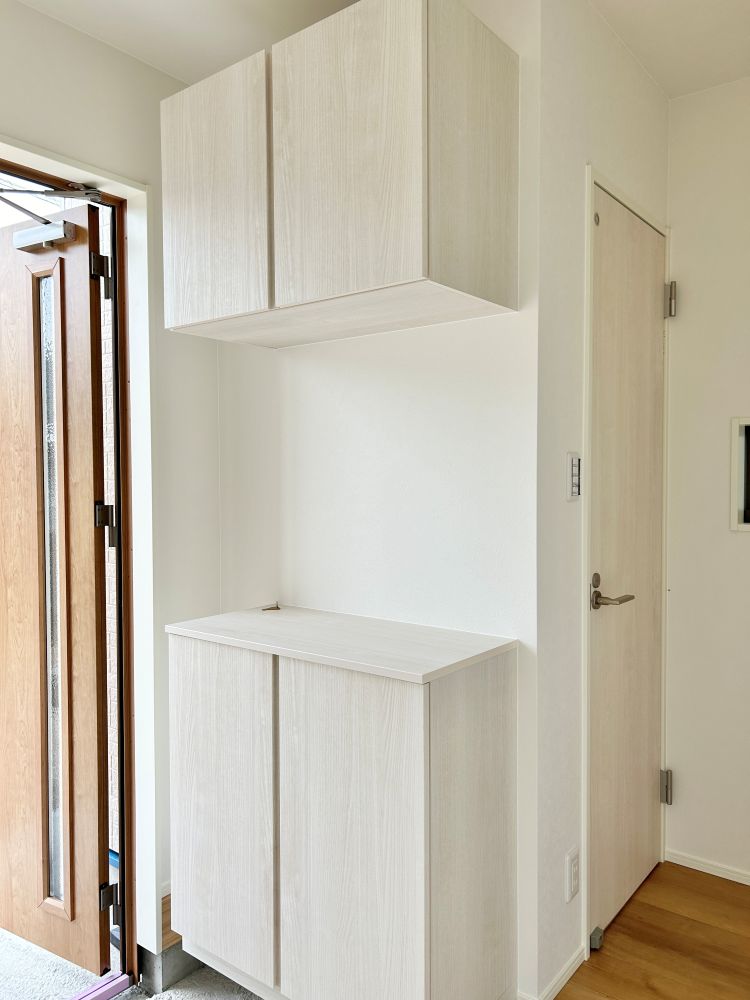 シューズボックスは上下に分かれているので棚に小物が置けます♪