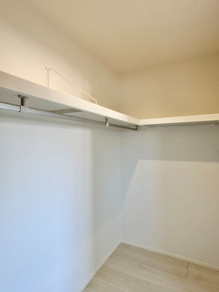 主寝室にはウォークインクローゼットもあり♪コートなどハンガーで吊り下げ収納できるので便利。※施工事例です。実際とは異なります。