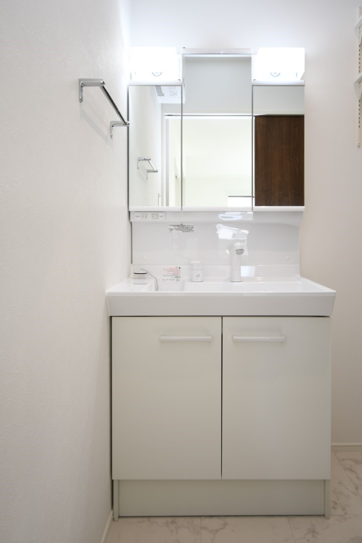 三面鏡の裏は収納スペースとなっており、物が多くなりがちな洗面台まわりをスッキリ保つことができます。 ※施工事例になります。実際と色やデザインが異なりますので詳しくはお問い合わせください。