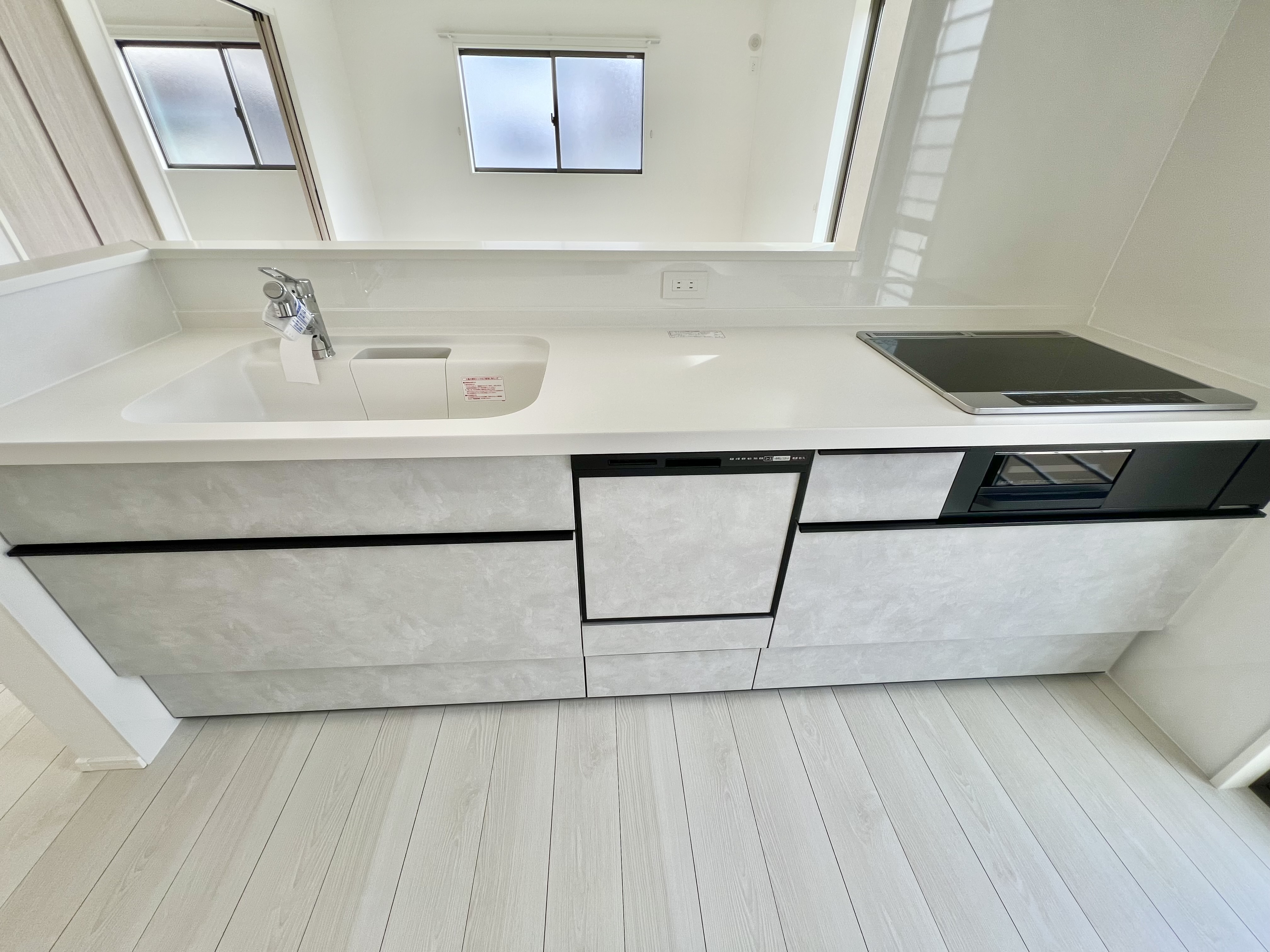 対面式キッチンは家事をしながら家族を見守り、コミュニケーションの取れる人気のスタイル。食洗器付きで洗い物の時間を削減でき、家事の負担を軽減してくれるキッチンです。