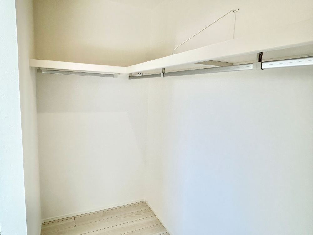 主寝室にはウォークインクローゼットもあり♪コートなどハンガーで吊り下げ収納できるので便利。