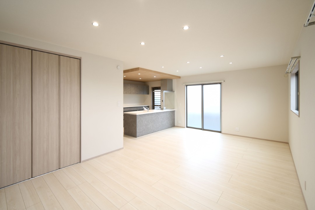 家族が集まる明るいリビング！お子様のお勉強をダイニングで済ませるようにすると家事をしながらお子様の頑張りを見守れます♪ 