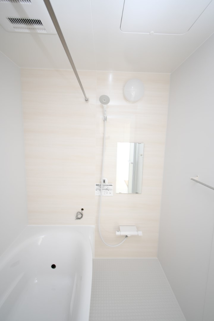 1日の疲れをほぐす、とっておきのリラクゼーションタイムを楽しむバスルーム。 美しく、機能的なデザインを採用、清潔感あふれる心地よい空間づくりにこだわりました。※施工事例です。実物とは異なります。