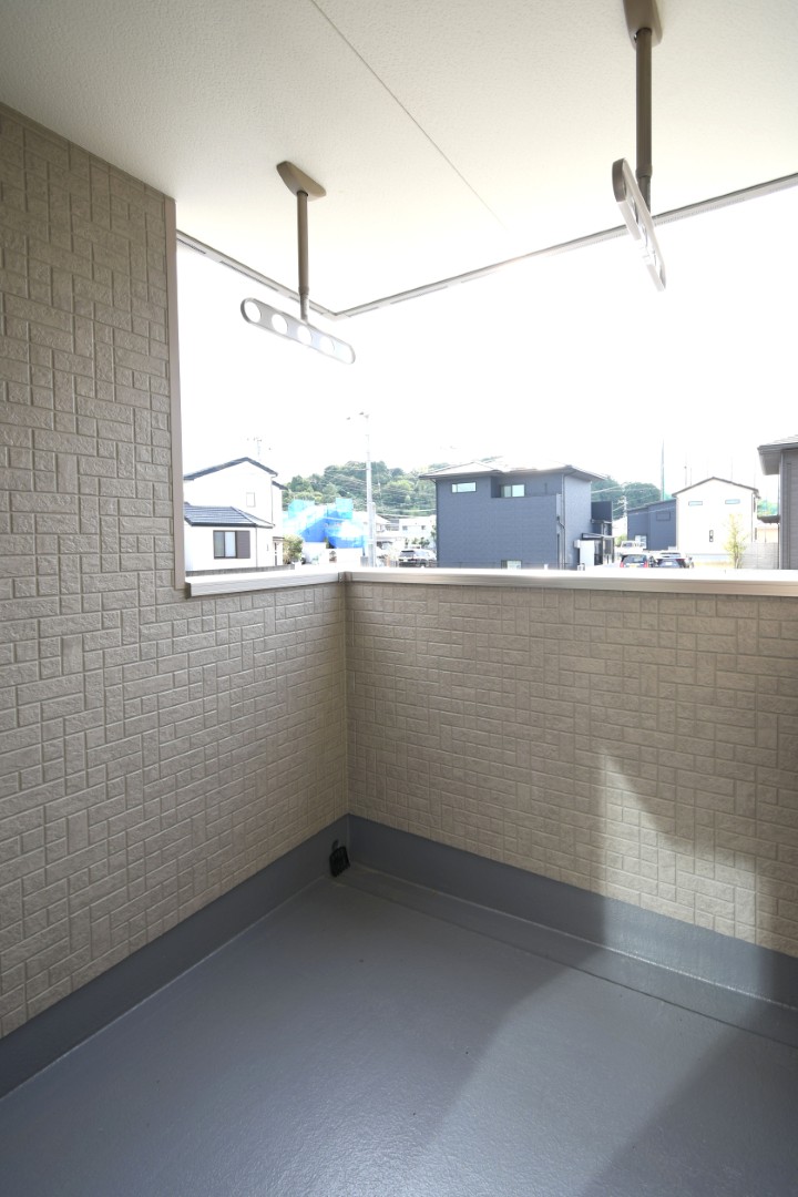 屋根付きバルコニーで急な雨で洗濯物が濡れる心配も少ない設計♪ 天井吊りパイプで足回りもすっきり♪