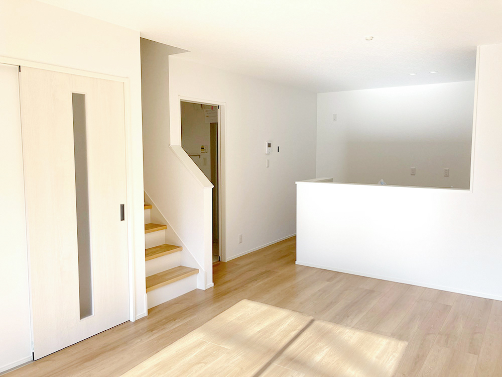 窓から穏やかな日差しが差し込むリビングスペース。シンプルな空間だからこそ、選ぶインテリア次第でどんなテイストにも合わせられます。※施工事例になります。実際と色やデザインが異なりますので詳しくはお問い合わせください。