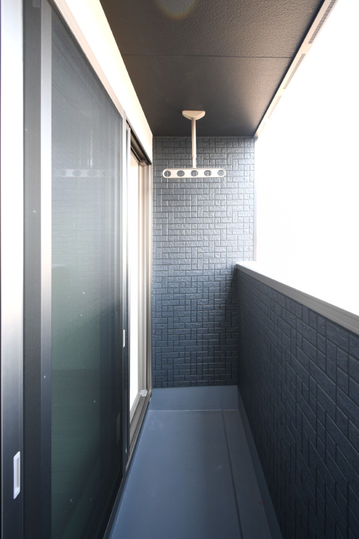 屋根付きバルコニーで急な雨で洗濯物が濡れる心配も少ない設計♪ 天井吊りパイプで足回りもすっきり♪